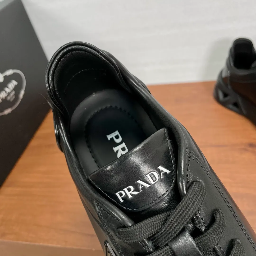 💰780 Code: YS003645 Prada/Prada men's new leather sneakers. This leather sneaker presents a modern version, reinterpreting the brand's archive style with clean lines and smooth details. The shoes are made of imported calf leather, which is fine, soft and resistant to creases. It is decorated with a triangular metal logo on the outside, bright TPU decoration on the heel, and a longer and padded inner heel design, making it more comfortable to wear. The tongue is decorated with a silk-screen logo, and is paired with a hollow rubber sole on the heel. The full cowhide lining comes standard with logo cowhide feet, making the upper foot more comfortable, versatile and durable! Comes with full original packaging! Code number: 39-40-41-42-43-44 Standard leather shoe size (45 can be customized and returns are not supported) Item number: 2EE918 leather black